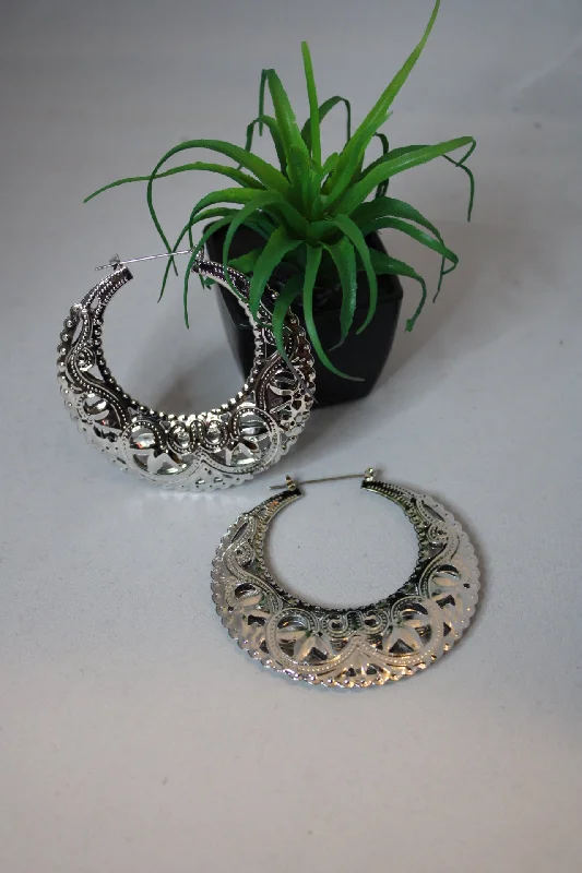 Best hoop earrings with textured silver for a rustic and organic finish-Fayne